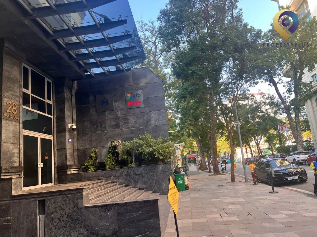 Khu vực sảnh ngoài tòa nhà TD-Building tại quận Hoàn Kiếm, Hà Nội